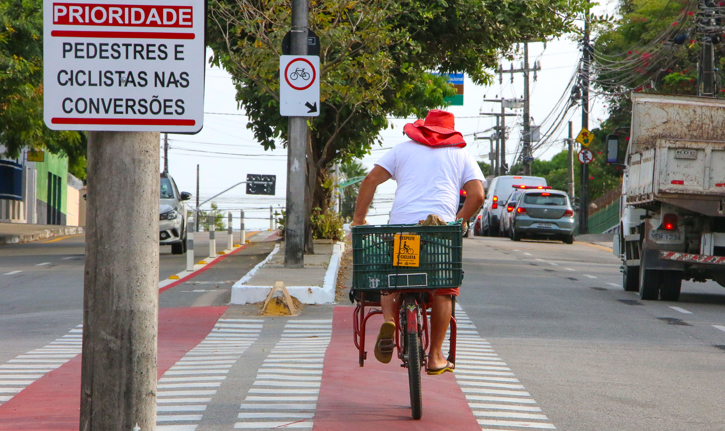 ciclista numa ciclofaixa